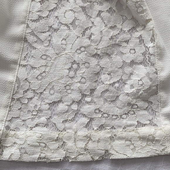 Minkpink ivory back button blouse. Boxy fit. Lace side panels. Size Medium. - Picture 6 of 8